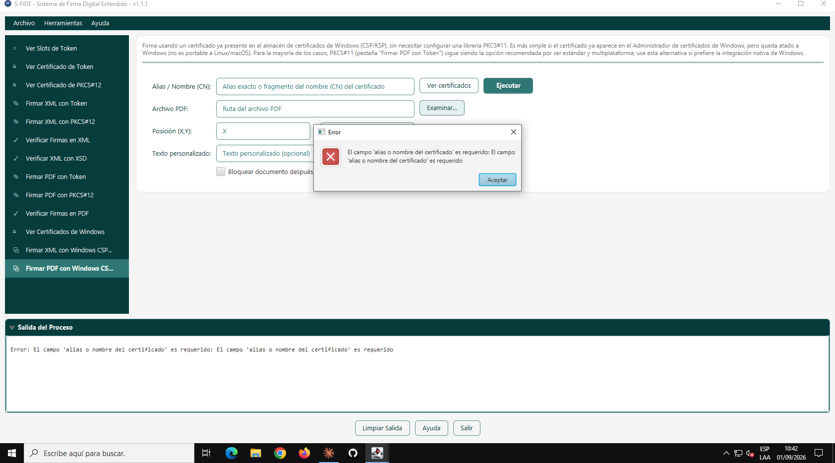 Aviso de error mostrando que el campo alias o nombre del certificado es requerido, con el diálogo de error y el mensaje en el panel de salida